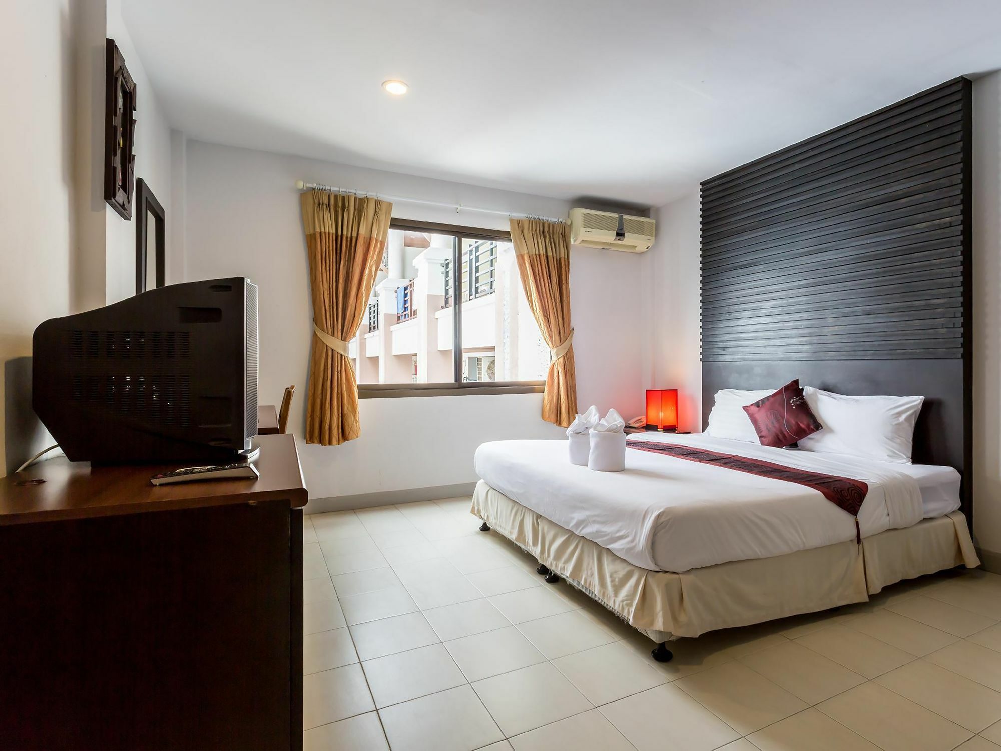 Sino House Patong Hotel Buitenkant foto